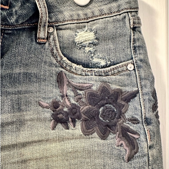Bootlegger ladies Jean shorts 🩳 - Picture 3 of 6